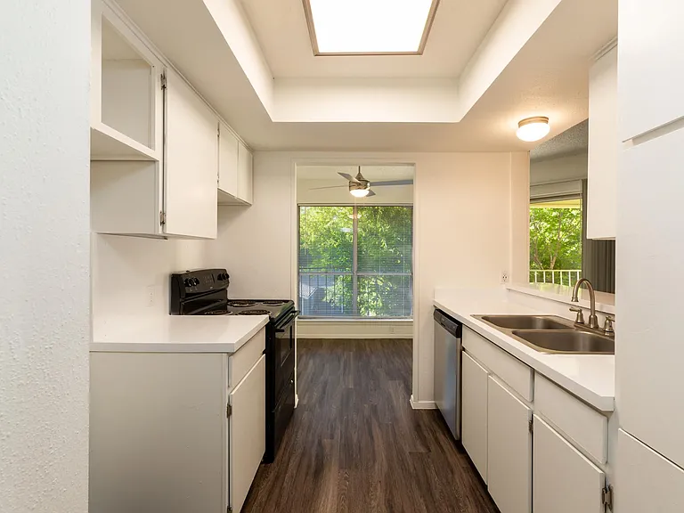 The Oaks Apartments — Photo 26