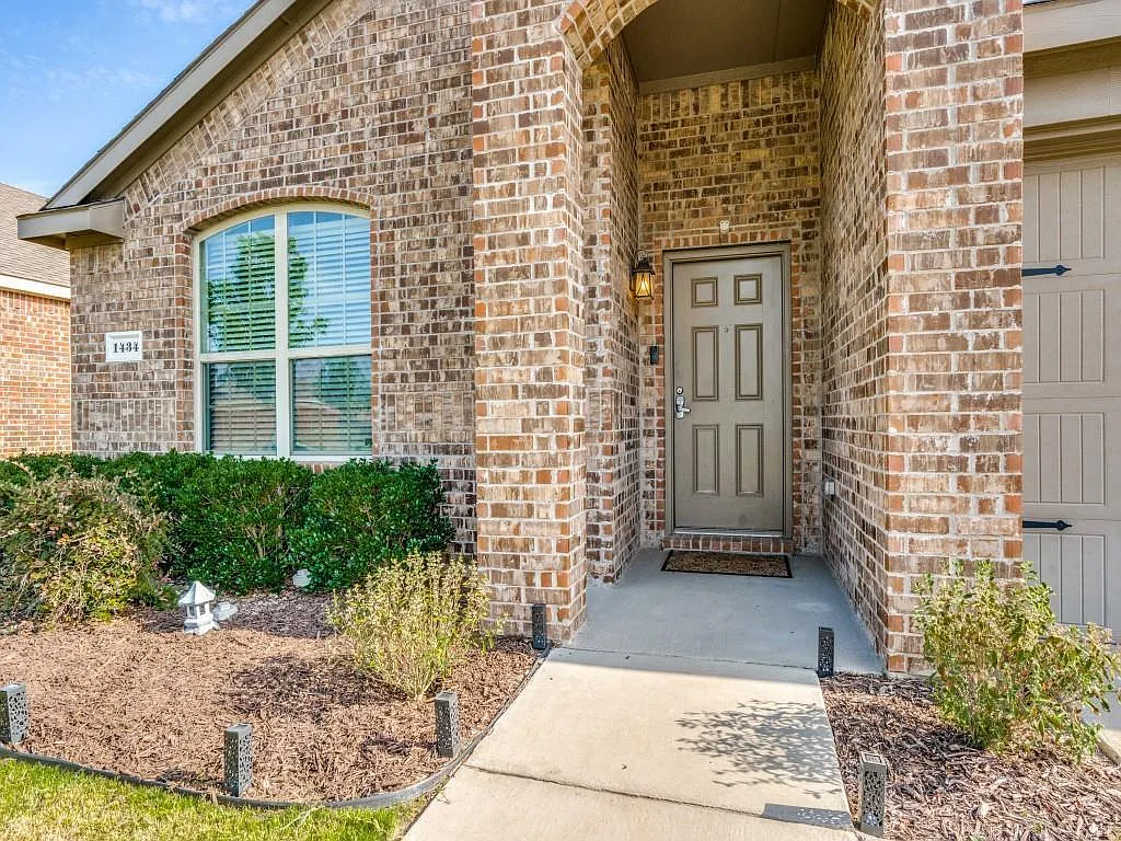 4 bed, 1590 sqft, $1,900 — Photo 3