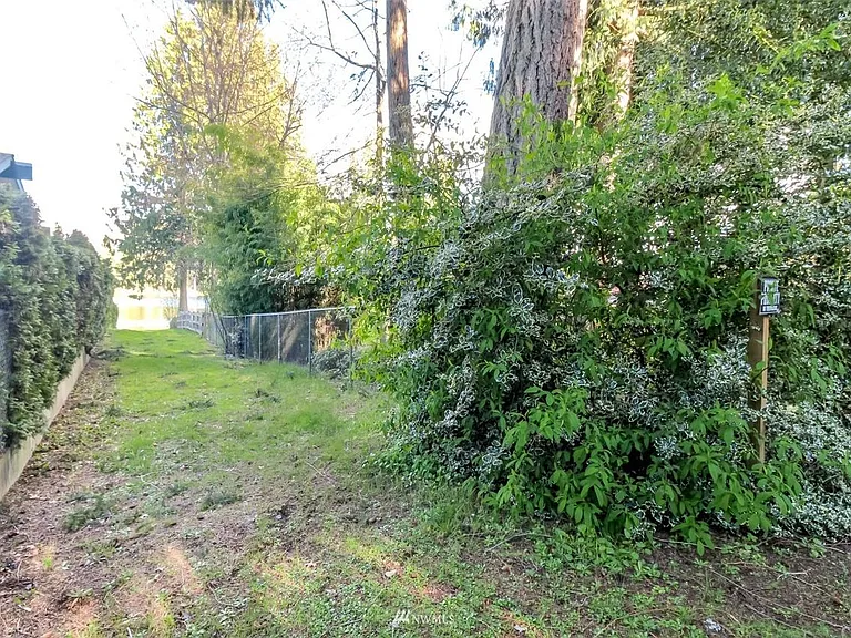 Community access to 5 Mile Lake one minute walk down the street from house.