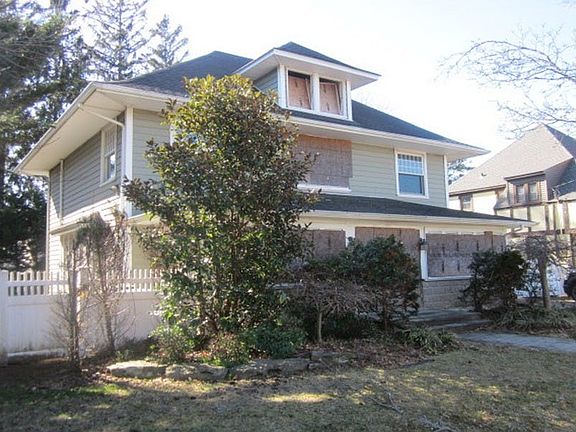 3rd image of 33 Nassau Ave