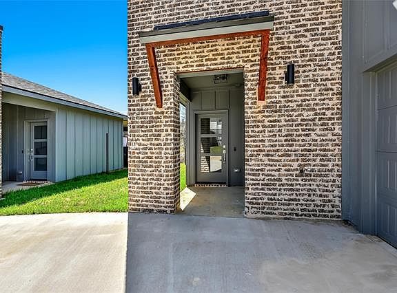 2nd image of 3260 W Crawford St #202