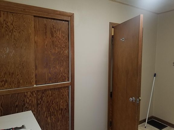 3rd image of 104 W Illinois St