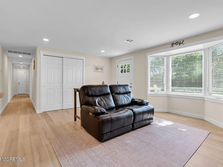 501 Forman Ave — Photo 9