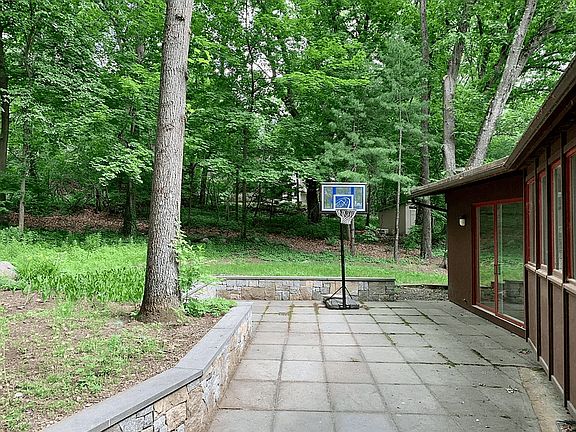 4th image of 30 Peacock Farm Rd