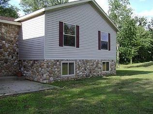172 Badger Ln, Hancock, WI 54943