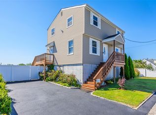853 S Bay St, Lindenhurst, NY 11757