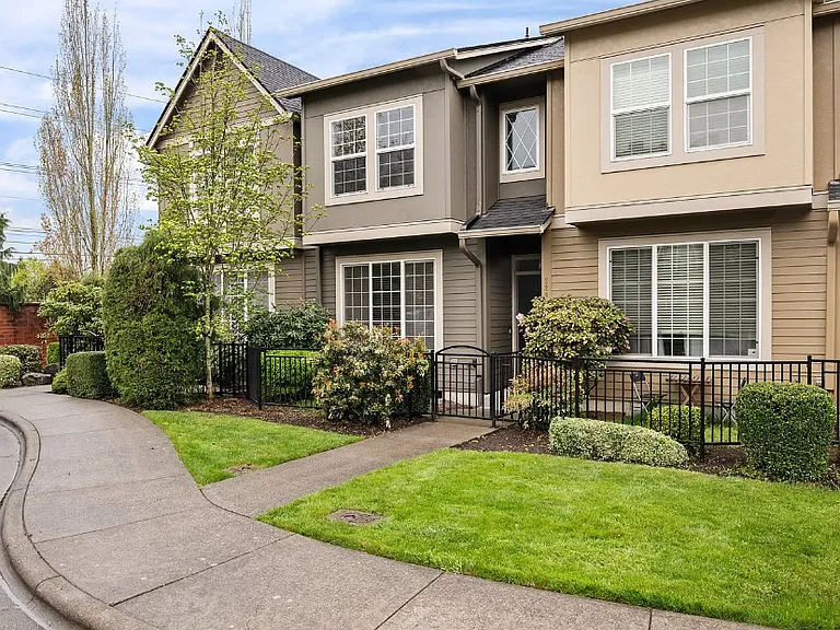 2283 NW Oak Knoll Pl — Photo 1