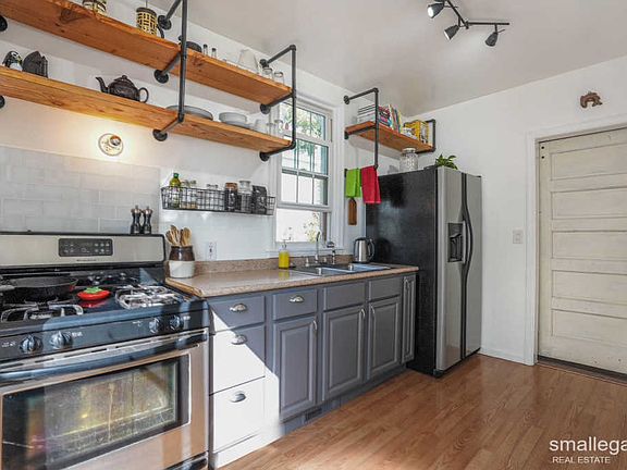 5th image of 861 Emerald Ave NE