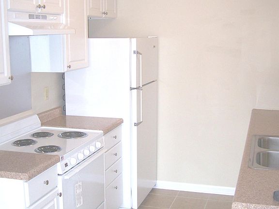2nd image of 360 Oxford Ct APT 2