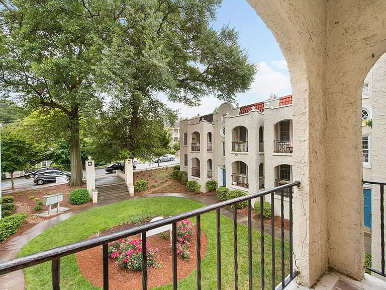 Spanish Oaks Apartment — Photo 2