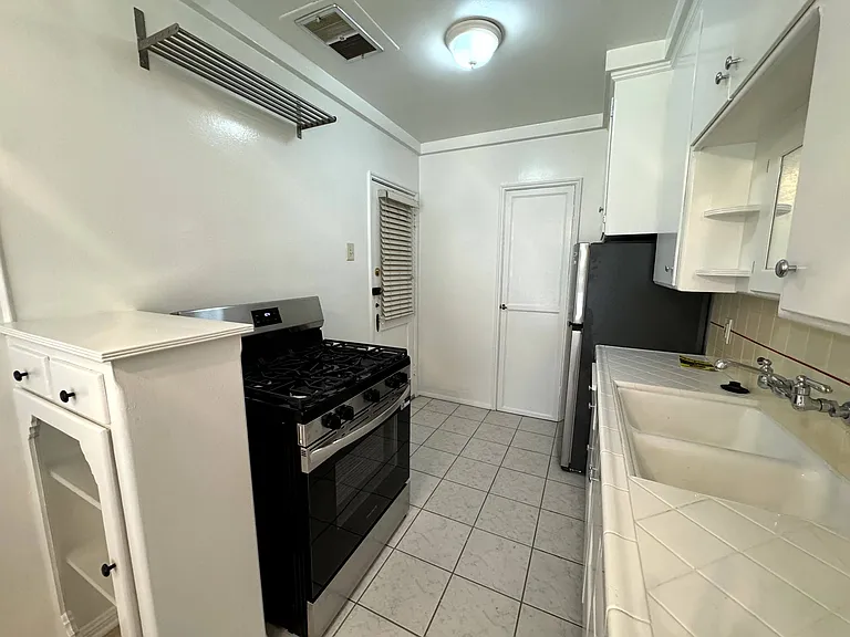 1271 N. Crescent Heights Blvd — Photo 31