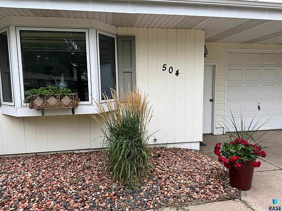 5th image of 504 S Isadore St Street