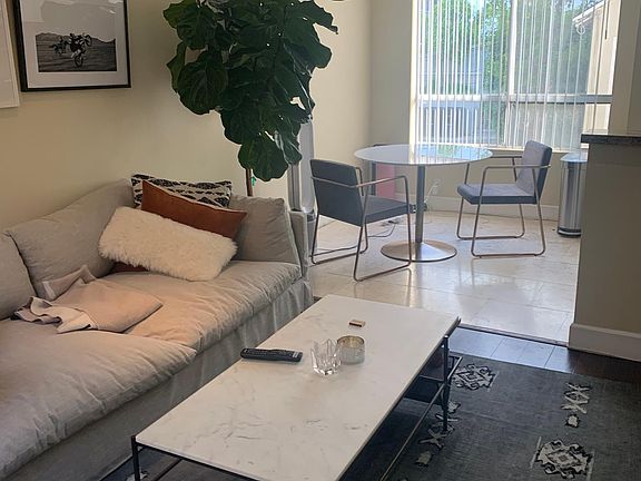 5th image of 1115 Larrabee St APT 205