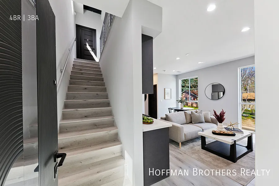Building Photo - 15106 Roxford St #1