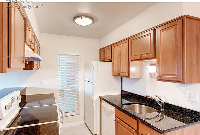 695 Manhattan Dr — Photo 4