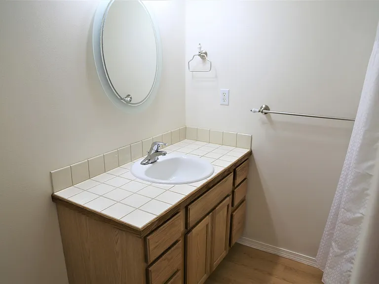 137 SW Wake Robin Ave — Photo 11