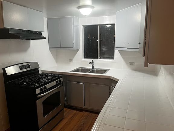 Newly kitchen with new stainless appliance
.