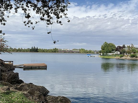 2nd image of 7 Lakeside Ter
