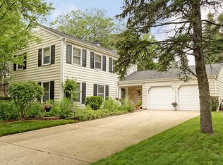 23W130 Woodcroft Dr, Glen Ellyn, IL 60137