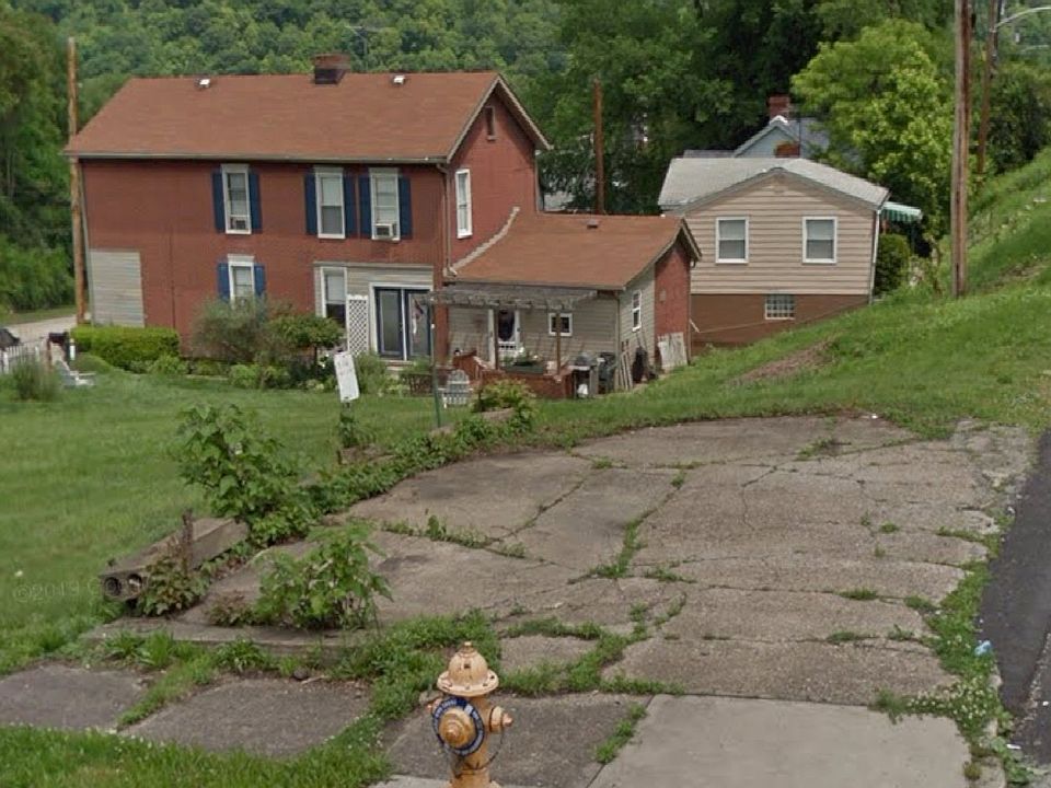 Large side yard with off Street parking pad for 2 cars. 1 space for upstairs tenant & 1 space for downstairs tenant.