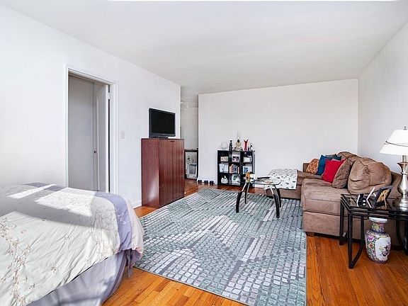 5th image of 6707 Yellowstone Blvd APT 6C