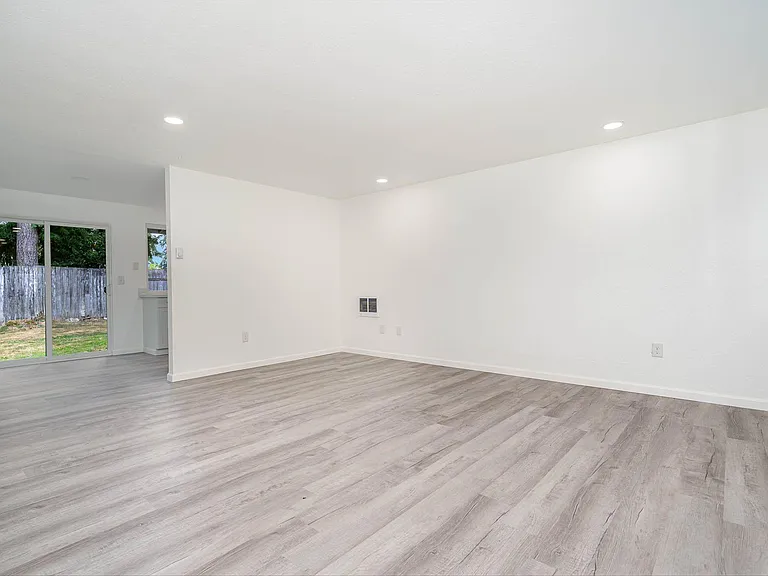 2854 SE Calaveras St — Photo 3