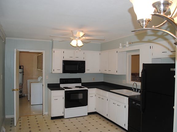 3rd image of 800 Hinton Dr