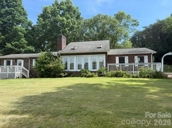 1764 Spurgeons Rd, Hickory, NC 28602