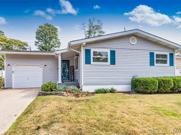 517 Aqua Ridge Dr, Saint Louis, MO 63129