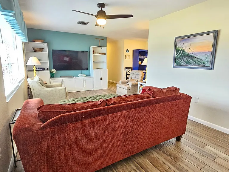 426 Pineview Dr — Photo 2