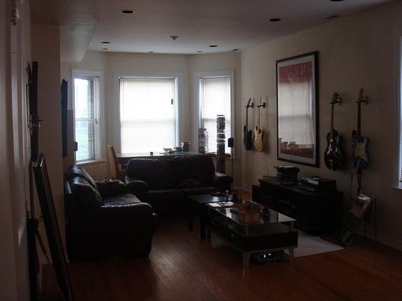 4th image of 2110 W Cuyler Ave #2