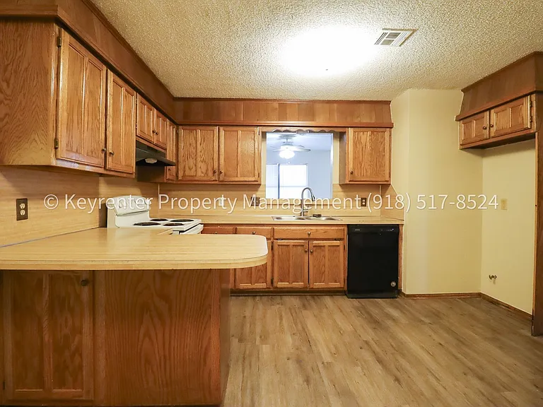 E 39th Pl Quadplex — Photo 9