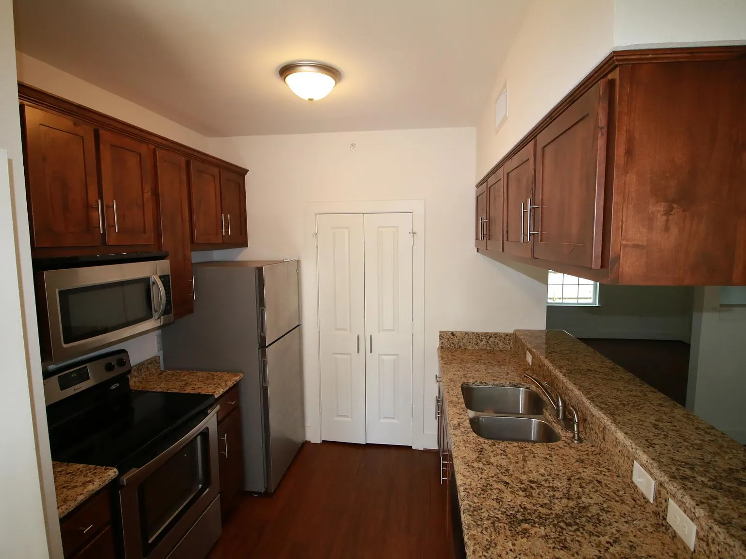 910 Fannin St — Photo 2