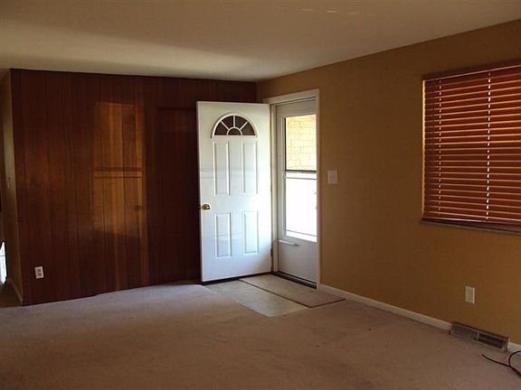 3rd image of 122 Shawnee St