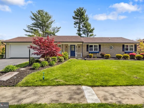 302 Candlelight Dr, Camp Hill, PA 17011