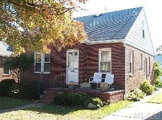 1067 Rosegold St, Franklin Square, NY 11010