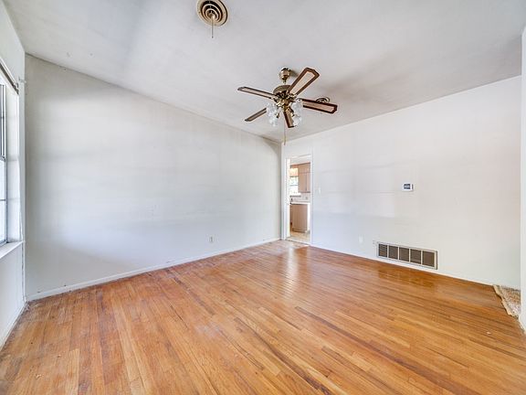 3rd image of 801 N Pecan St