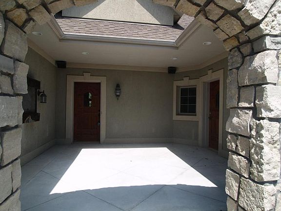 5th image of N52W21606 Taylors Woods Dr