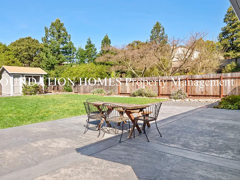 151 Kenwood Ct — Photo 2