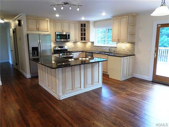 4th image of 3 Fanwood Ln