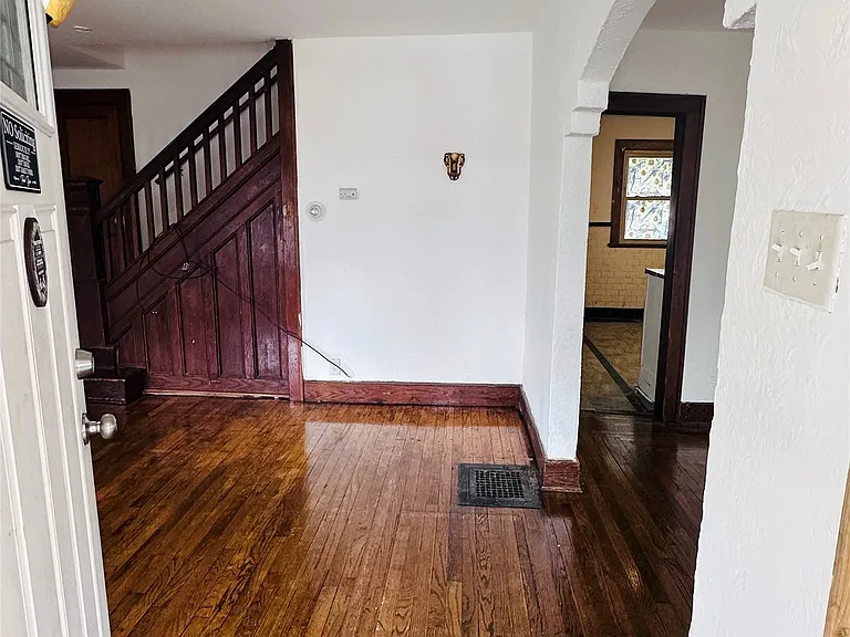 210 Squires Ave — Photo 8