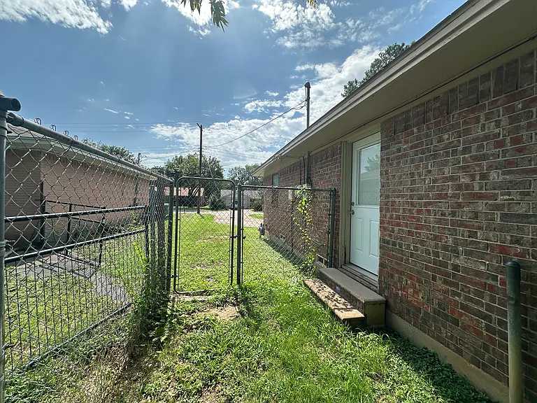1915 Leslie St — Photo 21