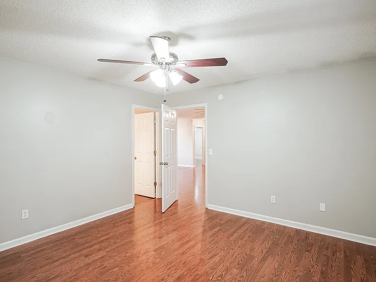 2826 Henderson Ln — Photo 8