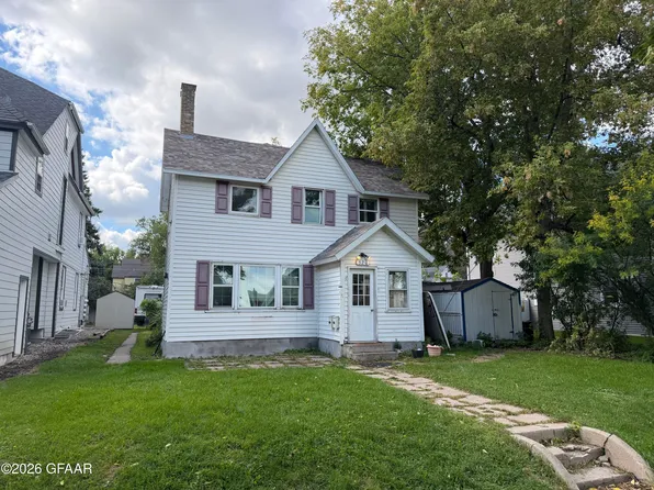 520 N 5th St, Grand Forks, ND 58203