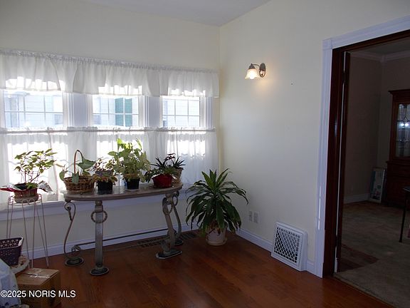 4th image of 139 Marshall St