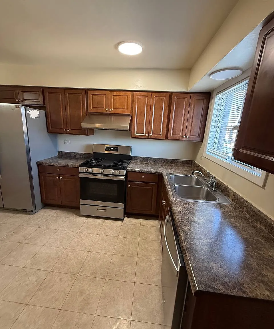 2 bed, 900 sqft, $1,700 — Photo 3