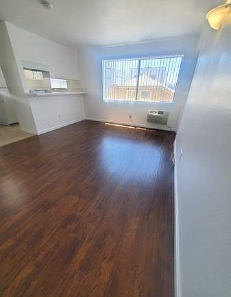 2nd image of 516 N Oxford Ave