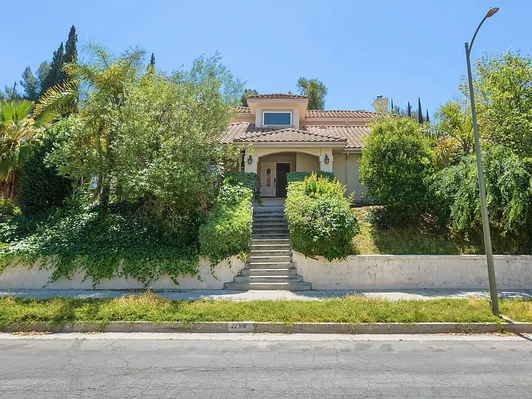 22100 Tiara St — Photo 2