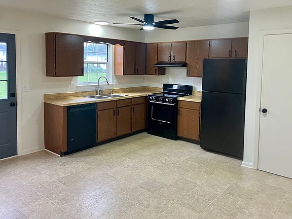 Huge (!) Clean kitchen with dishwasher!