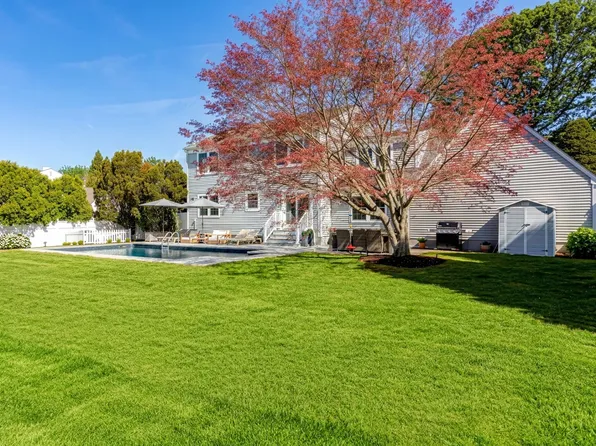 28 Dundee Ln, Southampton, NY 11968